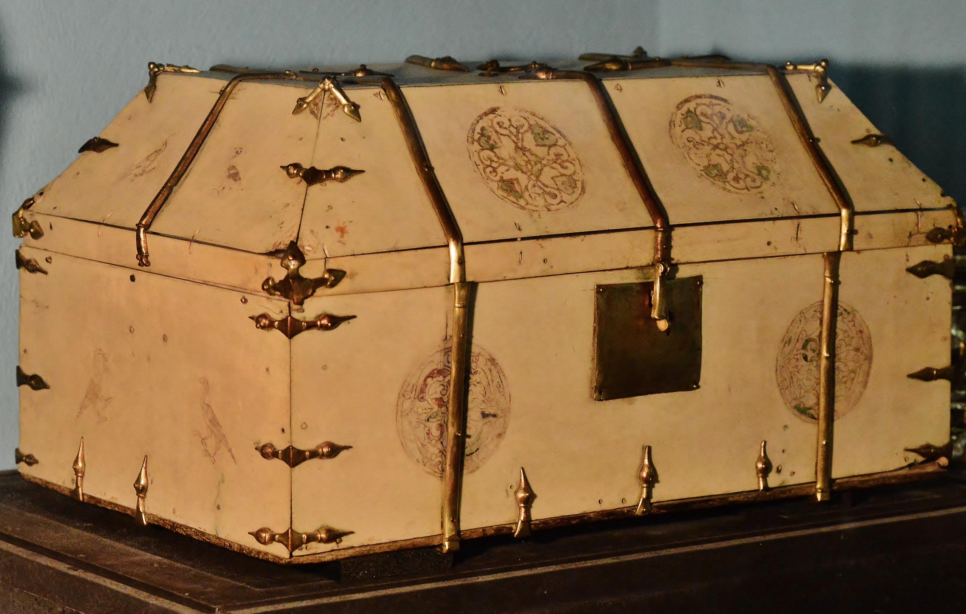 Bodmin,_St._Petrocs_Church-_St._Petrocs_ivory_and_gold_casket_(1170)_(geograph_5100462)[1]